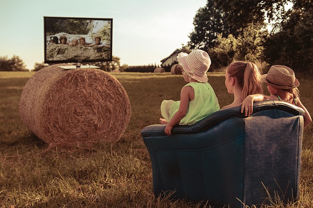 sourozenci sledují TV.jpg
